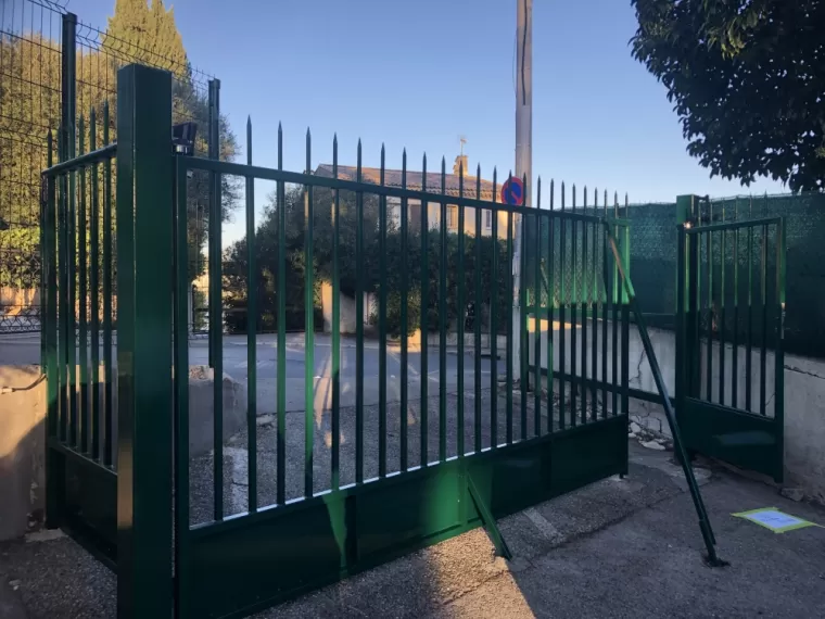 Application de peinture sur portail dans le secteur de Villeneuve-Loubet