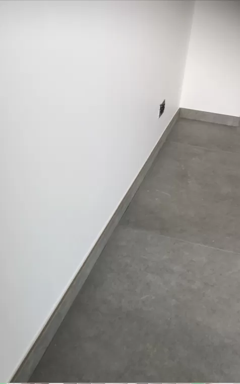 Finition de joint acrylique au droit des plaintes ainsi qu’autour des poutres Chantier aux alentours de la roquette sur saigne , Villeneuve-Loubet, NREP