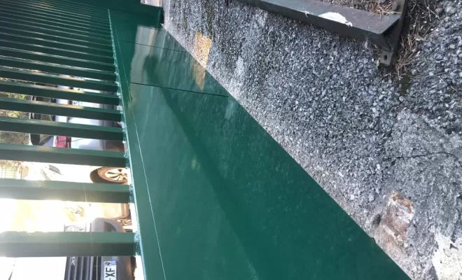 Application de peinture sur portail dans le secteur de Villeneuve-Loubet, Villeneuve-Loubet, NREP